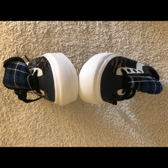 Vans - Picture 10 of 12